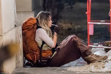 Con gái vua nhạc Pop xuất hiện bệ rạc trên đường phố Paris