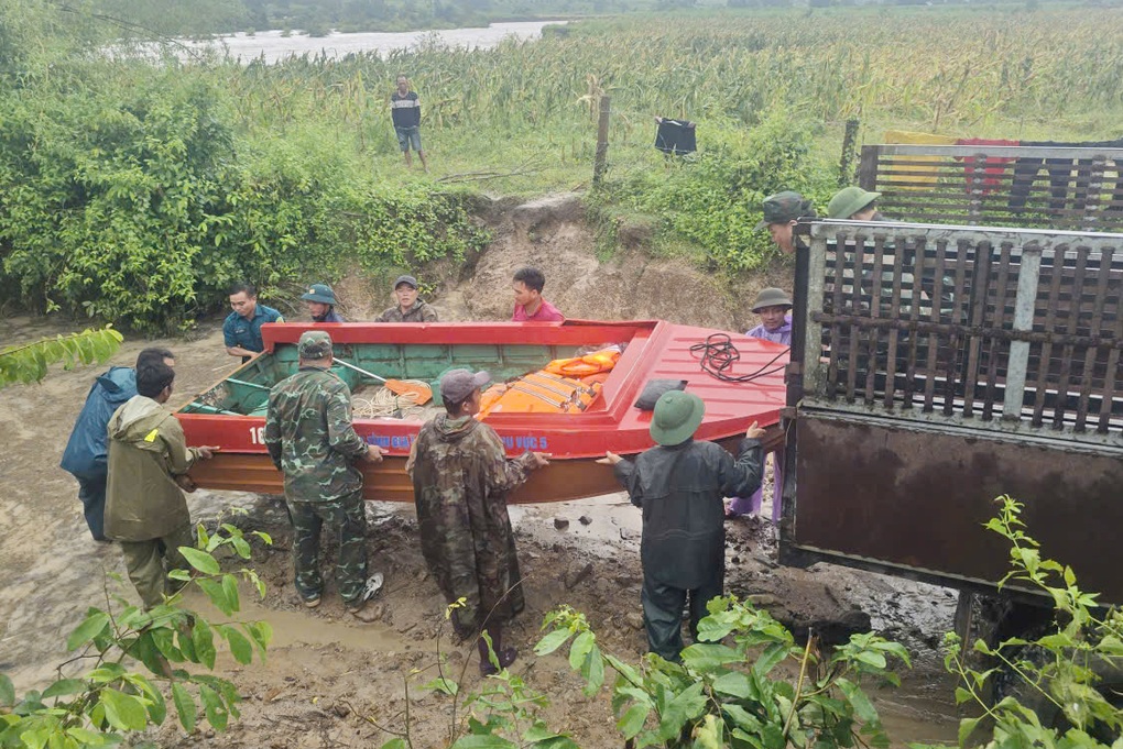 Giải cứu 10 người bị nước lũ cô lập khi đi làm rẫy - 2 Giải cứu 10 người bị nước lũ cô lập khi đi làm rẫy - 2