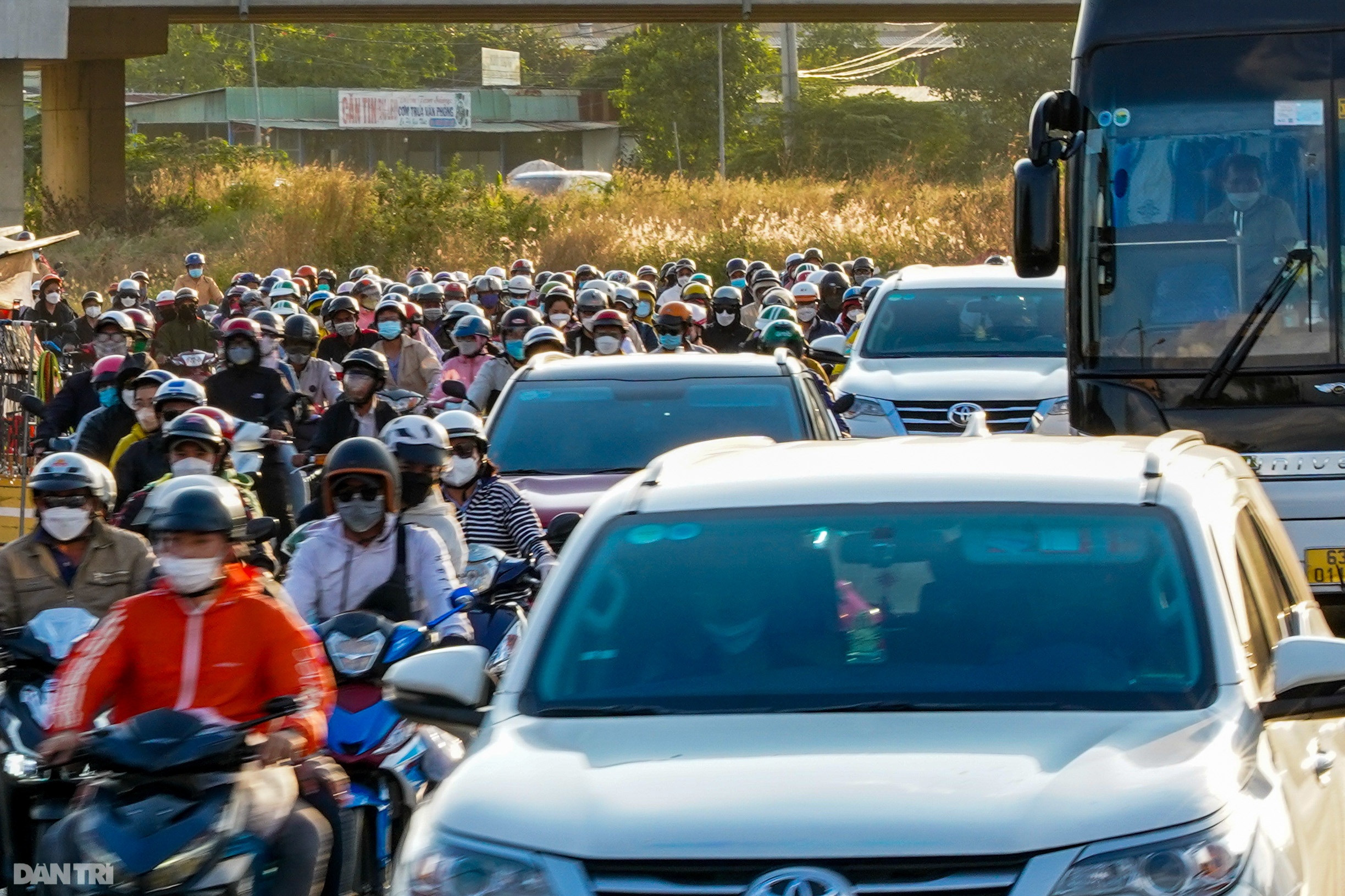 Người dân trở lại TPHCM, kẹt xe hơn 2km tại trạm thu phí Chợ Đệm - 8 Người dân trở lại TPHCM, kẹt xe hơn 2km tại trạm thu phí Chợ Đệm - 8