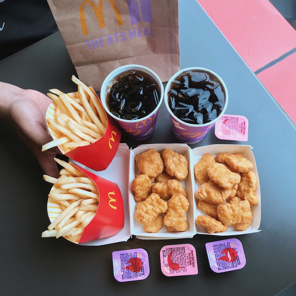 Cùng nhóm nhạc đình đám thế giới BTS thưởng thức Thực đơn từ thần tượng của McDonalds - 3 Cùng nhóm nhạc đình đám thế giới BTS thưởng thức Thực đơn từ thần tượng của McDonalds - 3