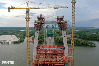 Hối hả thi công trên cây cầu có nhịp chính dài nhất Đông Nam Á