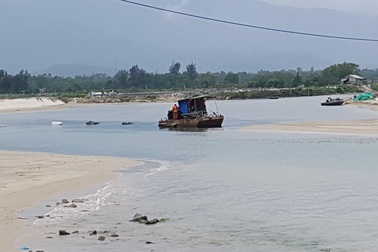 Dự án nạo vét cửa biển Thừa Thiên Huế: tốn kém hàng tỷ vẫn nguy cơ bị tắc!
