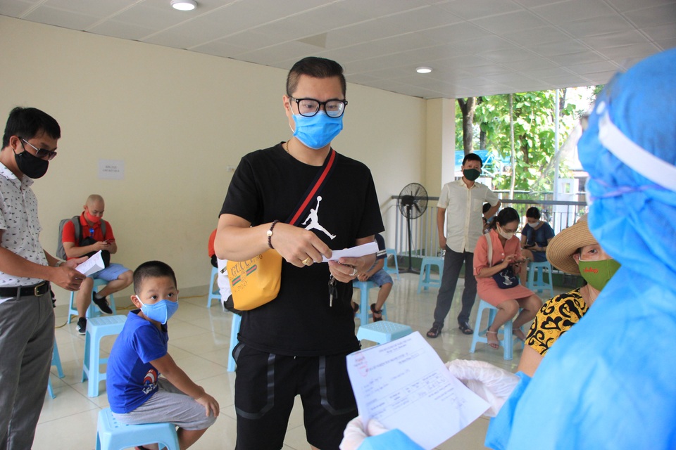 Hà Nội: Người về từ Đà Nẵng hối hả đi xét nghiệm Covid-19 - 11 Hà Nội: Người về từ Đà Nẵng hối hả đi xét nghiệm Covid-19 - 11