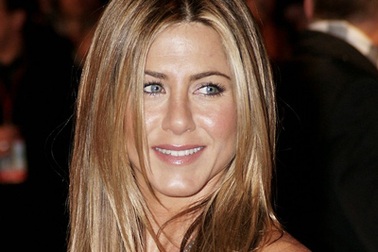 Jennifer Aniston chi 40.000 bảng cho kiểu tóc đơn giản