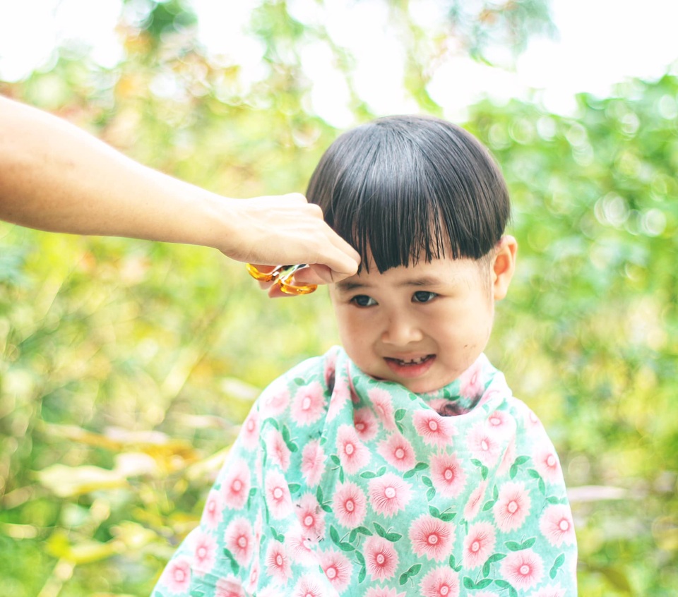Biểu cảm cực đáng yêu của cô bé 3 tuổi cắt tóc bát úp - 2 Biểu cảm cực đáng yêu của cô bé 3 tuổi cắt tóc bát úp - 2