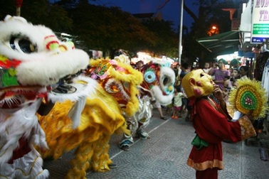 Con lân, ông địa náo động phố phường Trung thu