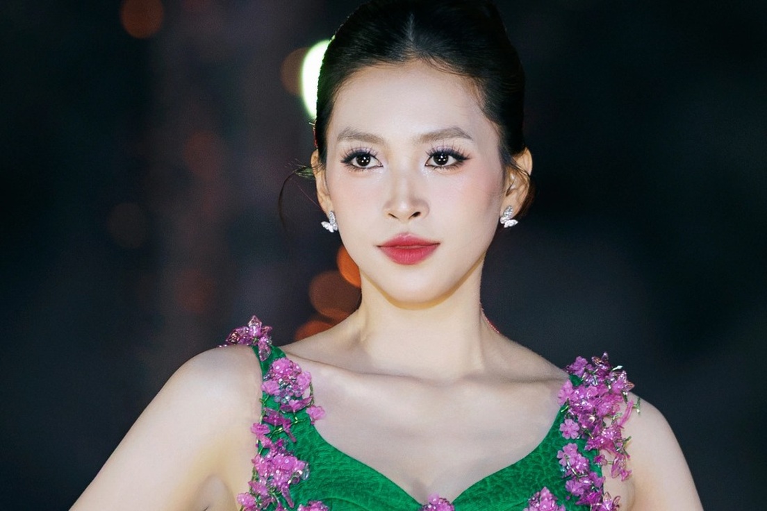 Tiểu Vy khoe nhan sắc nổi bật, thần thái cuốn hút khi trình diễn ở quê nhả