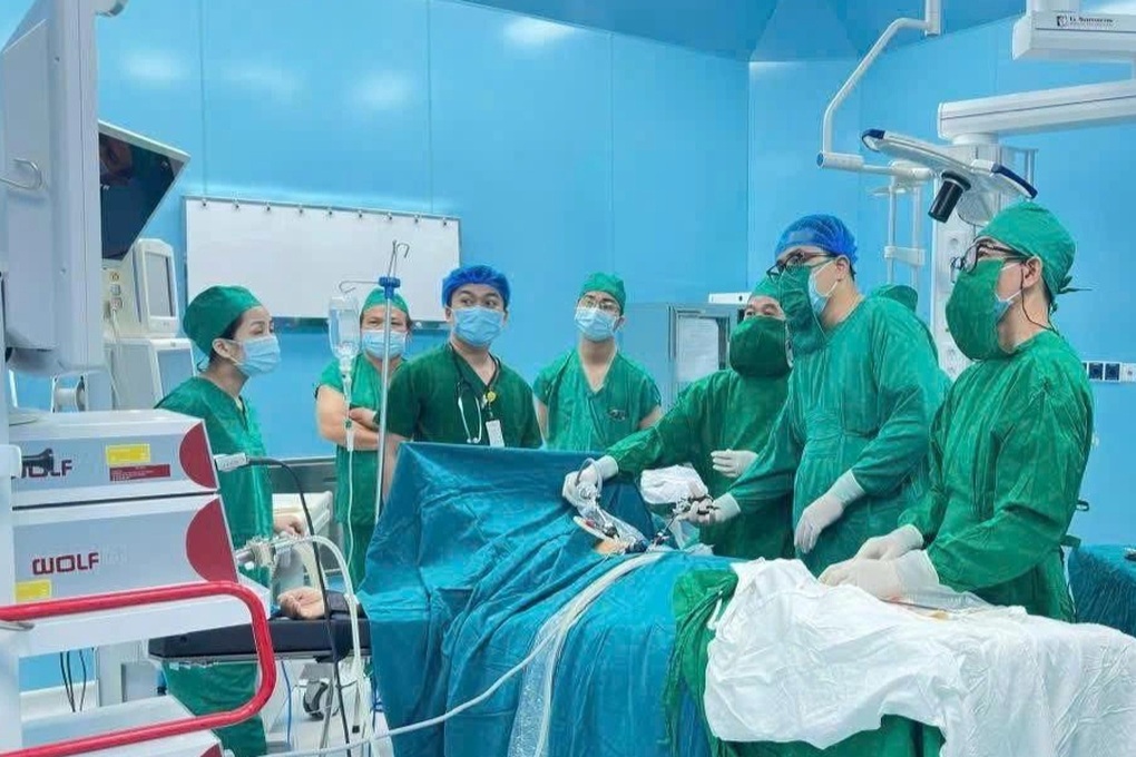 Operasi laparoskopi darurat pertama yang berhasil di Con Dao - 1 Lần đầu tiên mổ nội soi cấp cứu thành công tại Côn Đảo - 1