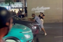 Nam thanh niên có biểu hiện lạ, ra giữa đường Hồ Tùng Mậu chặn ô tô