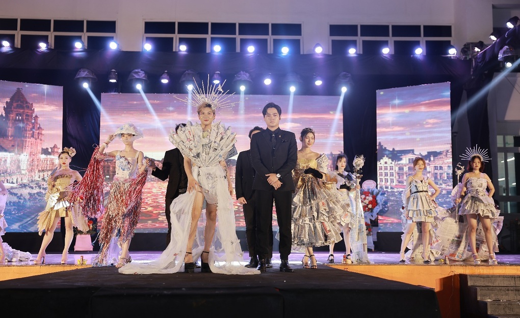 Sinh viên Đại Nam trình diễn thời trang tái chế, bảo vệ môi trường - 4 Sinh viên Đại Nam trình diễn thời trang tái chế, bảo vệ môi trường - 4
