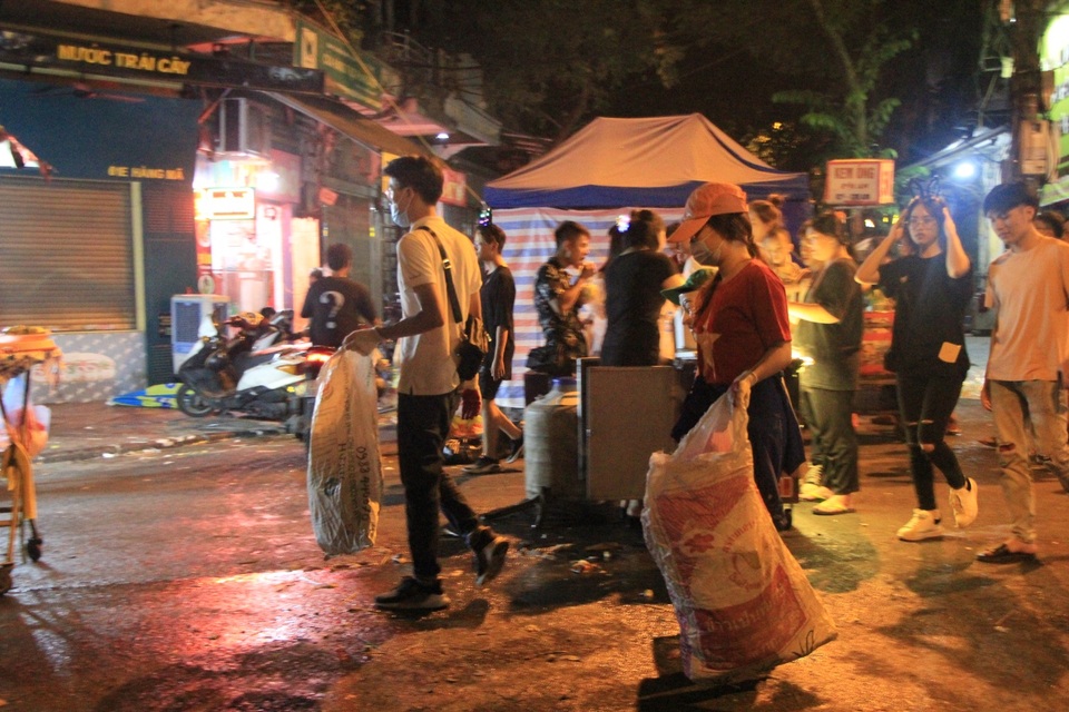 Tan hội Trung thu, khách tham quan phố Hàng Mã rủ nhau… gom rác - 7 Tan hội Trung thu, khách tham quan phố Hàng Mã rủ nhau… gom rác - 7