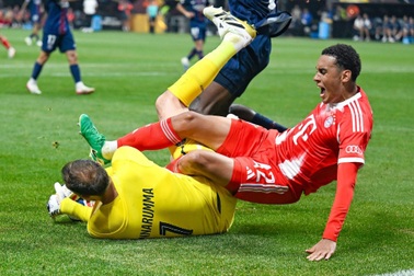 Donnarumma bật khóc khi gây ra chấn thương nặng cho Musiala