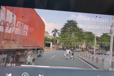 Cha liều mình đẩy con nhỏ qua gầm container khiến nhiều người ngán ngẩm