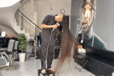 Chàng trai ở Hải Dương tóc dài 1,7m, mỗi ngày dành 1 tiếng gội đầu