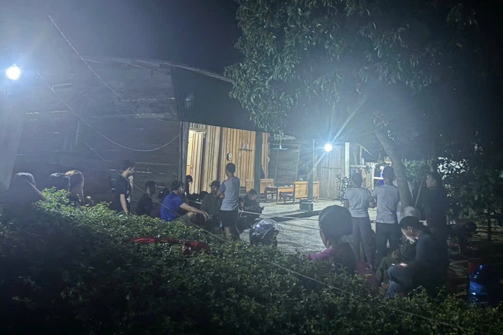 Bị mắng vì hút thuốc, con trai chém mẹ tử vong - 1