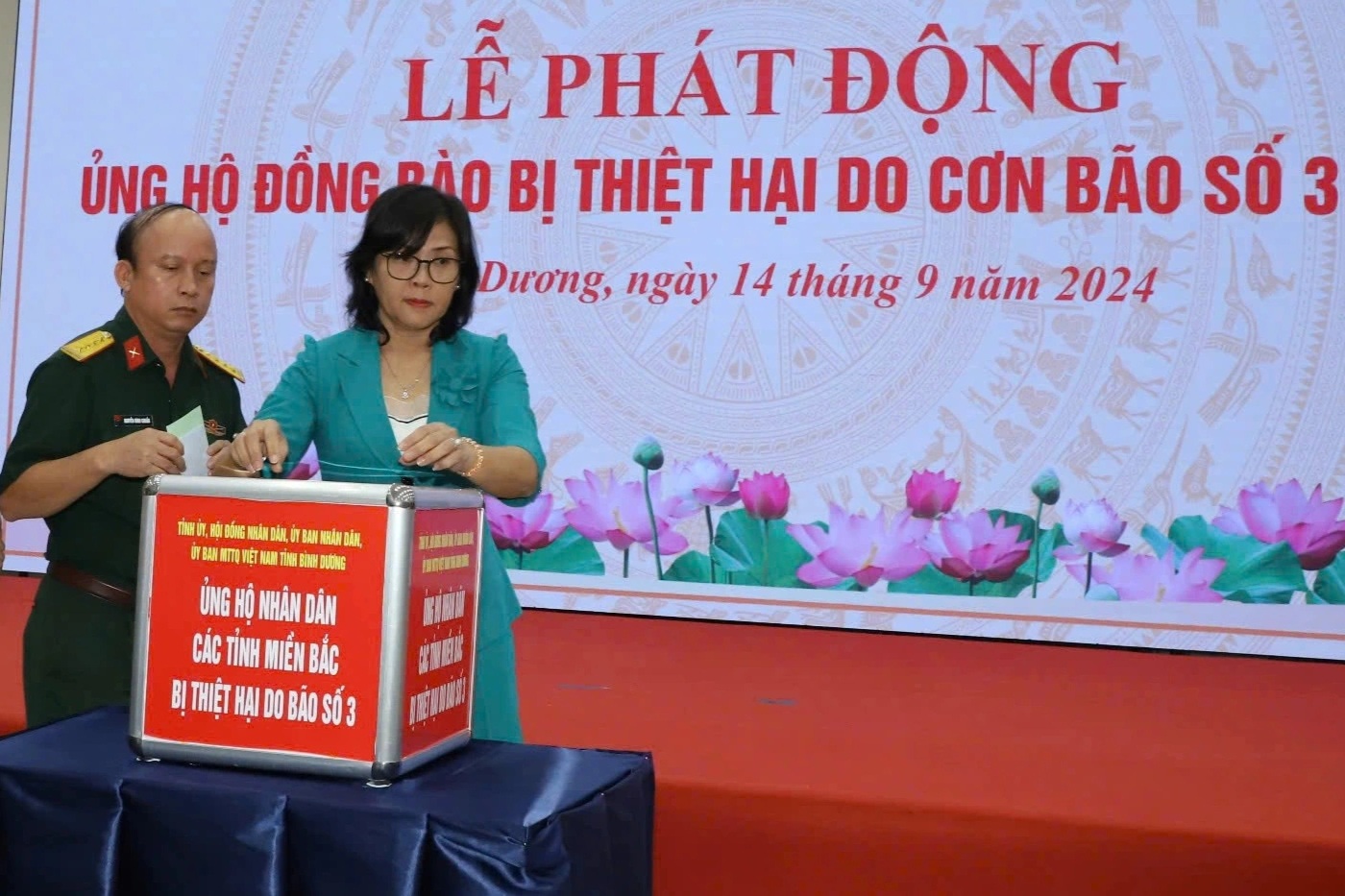 Η Binh Duong λαμβάνει επιπλέον 44 δισεκατομμύρια VND μετά την τελετή έναρξης για την υποστήριξη των ανθρώπων που επλήγησαν από καταιγίδες και πλημμύρες - 1 Bình Dương nhận thêm 44 tỷ đồng sau lễ phát động ủng hộ đồng bào bị bão lũ - 1