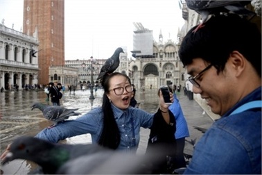 Trào lưu lén lút khỏa thân, phóng uế bừa bãi đang vấy bẩn du lịch