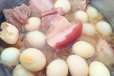 Thịt heo vẫn rất "hút hàng" trong ngày cận Tết dù giá tăng nhẹ