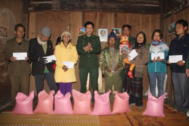 Tết sớm cho người nghèo nơi biên giới Việt – Lào