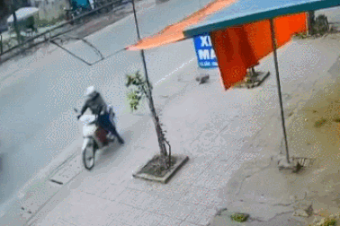 Nổi bật tuần qua: Cuộn thép đứt xích suýt đè nát người đi xe máy