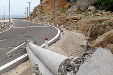 Sạt núi hàng chục tấn đá rơi gây ách tắc tuyến ven biển Ninh Thuận