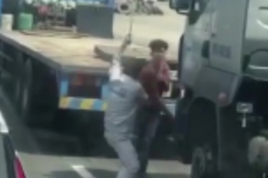 Tài xế cầm đao, côn nhị khúc loạn đả giữa đường sau va chạm giao thông