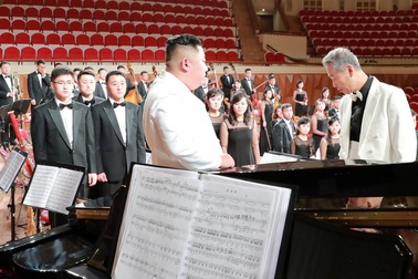 Ông Kim Jong-un tặng đàn dương cầm trong chuyến thăm nhà hát