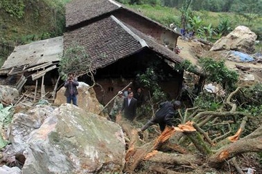 Hàng trăm mét khối đất đá ập xuống nhà, 7 người thoát chết