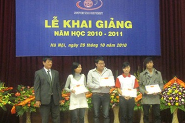 ĐH Nguyễn Trãi trao học bổng khuyến học cho sinh viên xuất sắc