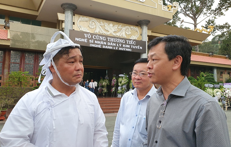 NSND Kim Cương, Bạch Tuyết, Lệ Thủy… đến viếng NSND Lý Huỳnh - 10 NSND Kim Cương, Bạch Tuyết, Lệ Thủy… đến viếng NSND Lý Huỳnh - 10