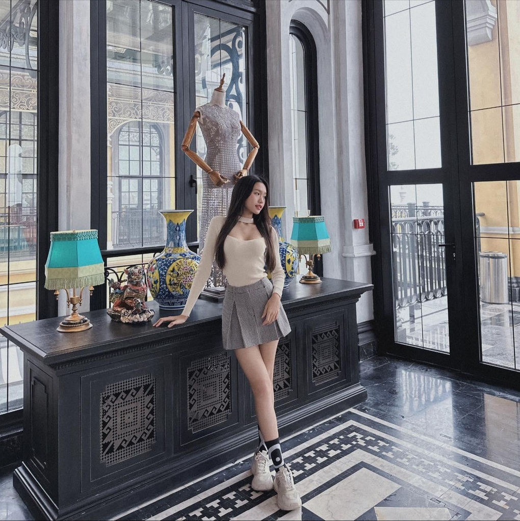 Thời trang khoe eo 55cm hút hồn của bạn gái Đoàn Văn Hậu - 5