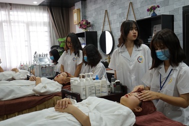 Nhu cầu xã hội cao, trường Cao đẳng nghề mở ngành Chăm sóc sắc đẹp