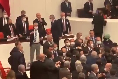 Nghị sĩ Thổ Nhĩ Kỳ đấu khẩu, ẩu đả giữa phiên họp quốc hội