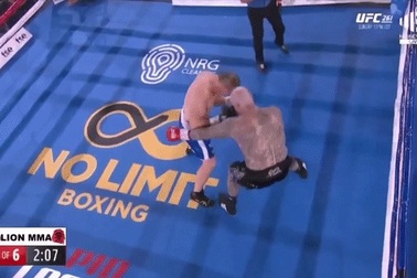 Cựu sao bóng bầu dục gây sốc khi hạ đo ván nhà vô địch quyền anh hạng nặng