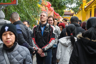 Khách Tây chen chân cùng người dân Hà Nội đổ về đền, chùa mùng 1 Tết