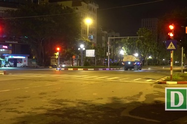 Xe tải hạng nặng "lộng hành" trong đêm ở Hà Nội