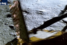 Video nổi bật tuần: Khoảnh khắc lịch sử tàu Ấn Độ lăn bánh trên Mặt Trăng