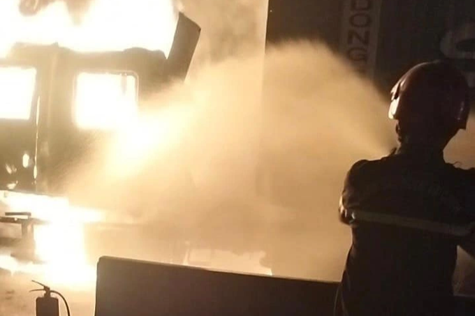 Xe đầu kéo bốc cháy sau tiếng nổ lớn, một người tử vong - 1 Xe đầu kéo bốc cháy sau tiếng nổ lớn, một người tử vong - 1