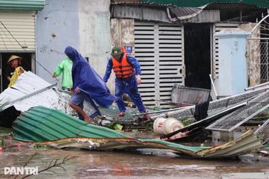 Lo bão lũ, sinh viên khắc khoải cuộc gọi: "Nhà mình ổn không?"