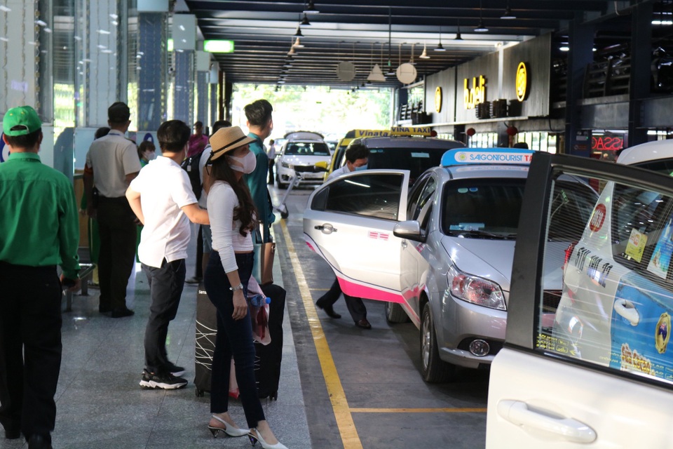 Tăng thêm làn xe cho taxi đón khách ở sân bay Tân Sơn Nhất - 5 Tăng thêm làn xe cho taxi đón khách ở sân bay Tân Sơn Nhất - 5