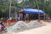 Phát hiện con gái chết trong nhà, mẹ nằm dưới giếng