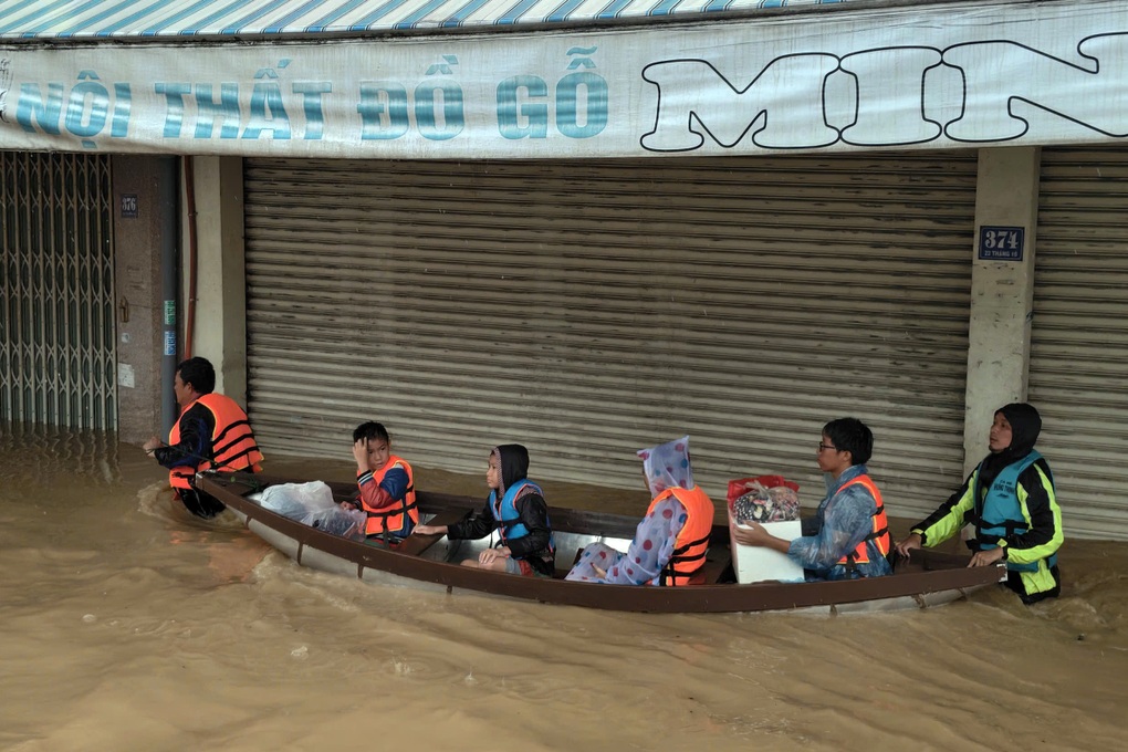 Phó Thủ tướng Hồ Quốc Dũng: Không để người dân kêu cứu trên mái nhà - 3