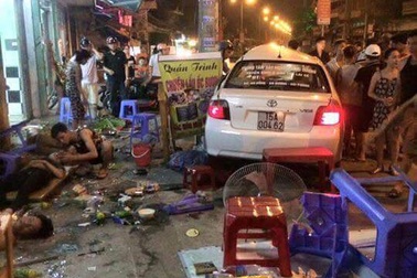 Xe ô tô "phá tan" quán ốc, 4 người nhập viện