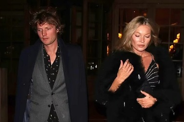 Siêu mẫu U50 dự sự kiện cùng bạn trai kém 13 tuổi