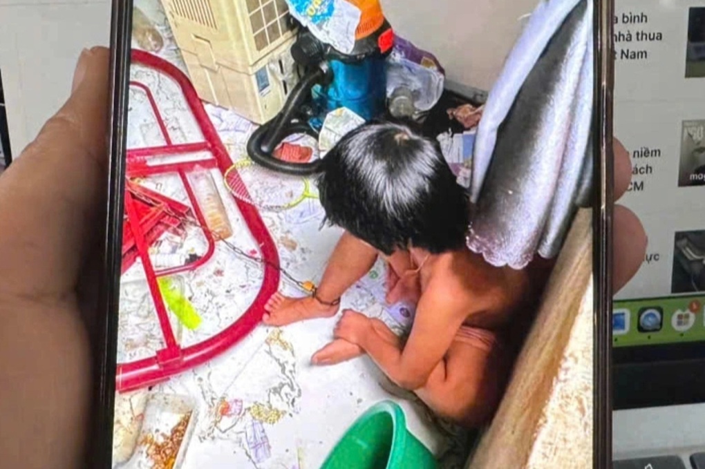 Bé gái 9 tuổi bị bố xích chân trong phòng - 1
