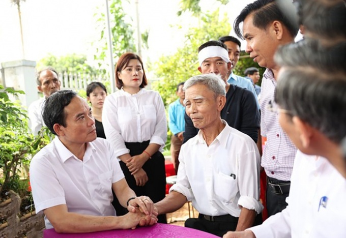 Phó Thủ tướng Trần Lưu Quang thăm hỏi và chia buồn cùng gia đình nạn nhân Nguyễn Văn Dũng, Chủ tịch UBND xã Ea Tiêu (Ảnh Mai Cường)