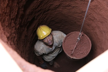 Thợ đào giếng kiếm tiền triệu nhờ... "đo gang tính tiền"