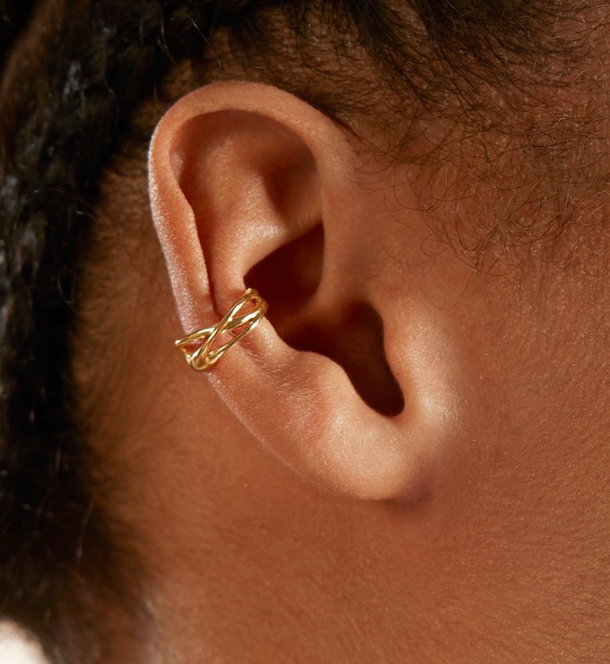 Hoa tai ear cuff với những đường nét thanh mảnh, tách rời, tạo vẻ ngoài trang nhã, thanh lịch khi đeo (Ảnh: Monica Vinader).