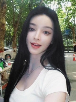 Nữ sinh câm điếc gây chú ý vì vẻ đẹp tựa như... AI tạo nên - 5