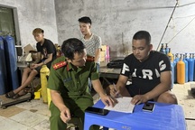 Ổ nhóm sang chiết khí cười trái phép trong nhà kho bỏ hoang